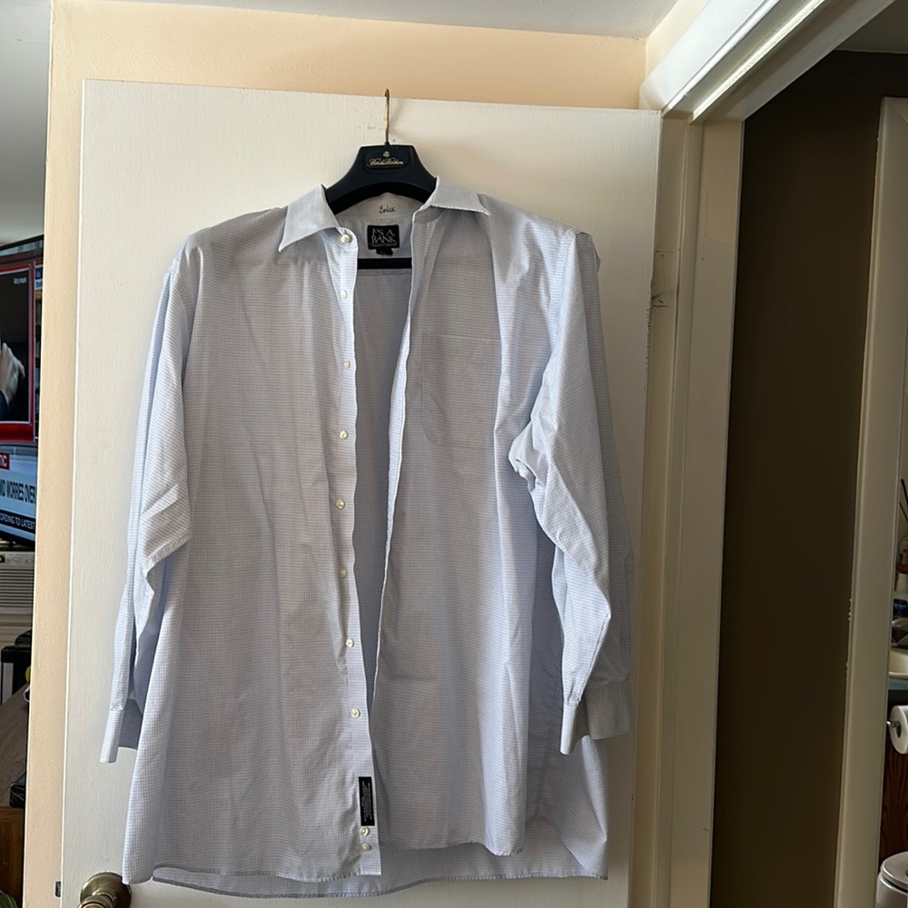 JoS A Bank Dress Shirt, great condition, professionally laundered. 35 sleeve